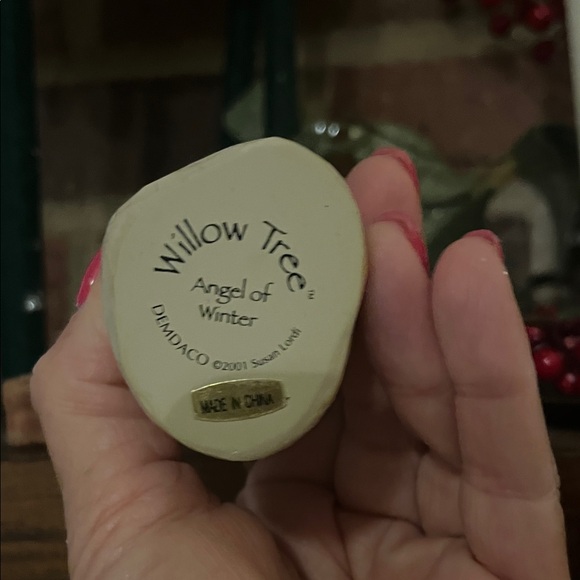 Elegant Cream Angel Figurine with Wreath - Picture 3 of 3